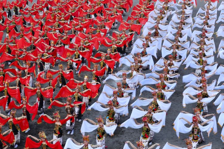 Ilustrasi penari gandrung dalam acara Gandrung Sewu 2023 di Banyuwangi, Jawa Timur. Hari Kebudayaan Nasional 2025 diperingati setiap 17 Oktober untuk merayakan keberagaman budaya Nusantara. Simak sejarah dan maknanya.