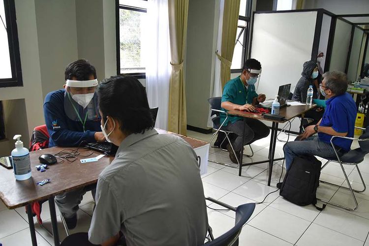 Para tenaga kesehatan menjalani pemeriksaan kesehatan sebagai prosedur sebelum mendapat suntikan vaksin Covid-19 di Gedung Sasana Budaya Ganesha (Sabuga), Kota Bandung, Jawa Barat, Rabu (3/2/2021). Sebanyak 3.000 tenaga kesehatan dari berbagai rumah sakit ikut berpartisipasi dalam vaksinasi massal tersebut.