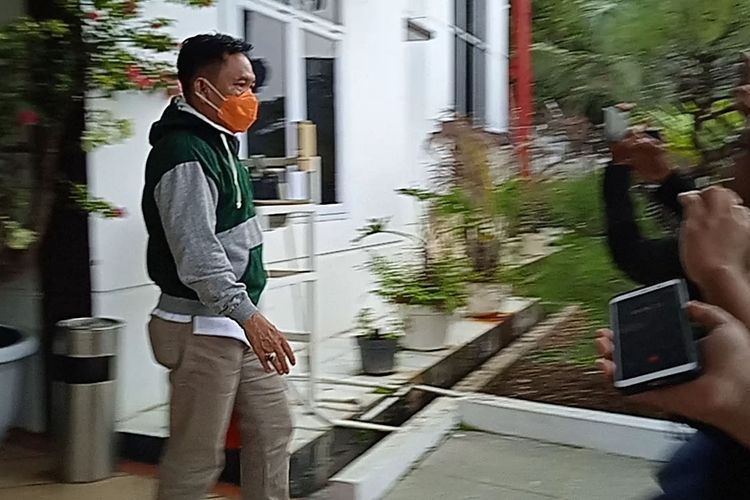 Mantan Kadis Lingkungan Hidup Kota Bandar Lampung Sahriwansah usai menjalani pemeriksaan di Kejaksaan Tinggi Lampung, Kamis (6/10/2022) sore.