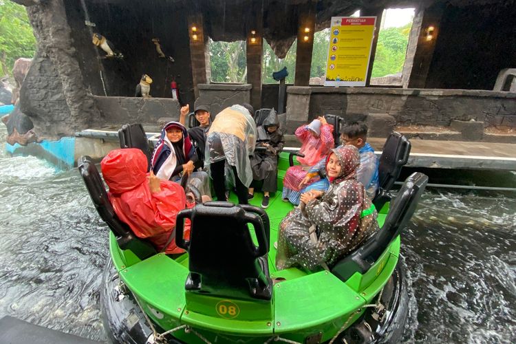 Penyandang disabilitas saat menaiki wahana Arung Jeram di Dufan, Ancol, Kamis (22/12/2022).