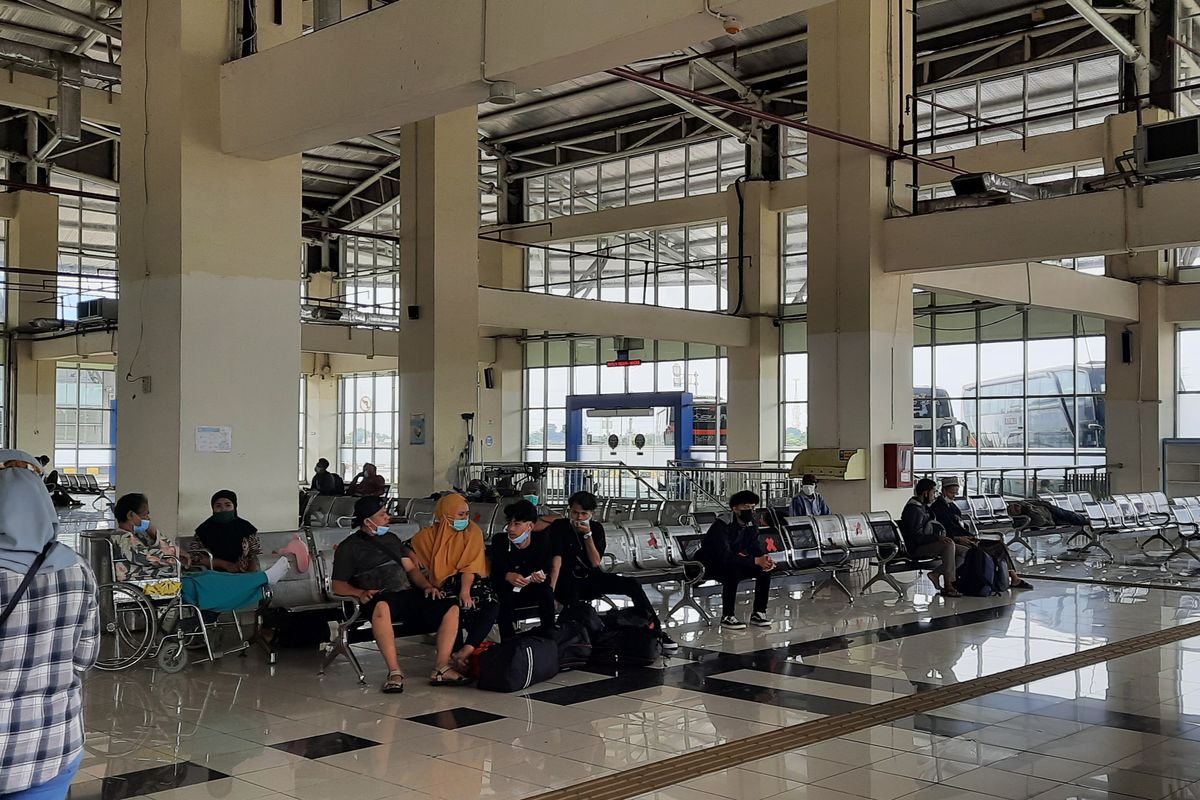 Ruang tunggu di Terminal Pulo Gebang, Jakarta Timur.