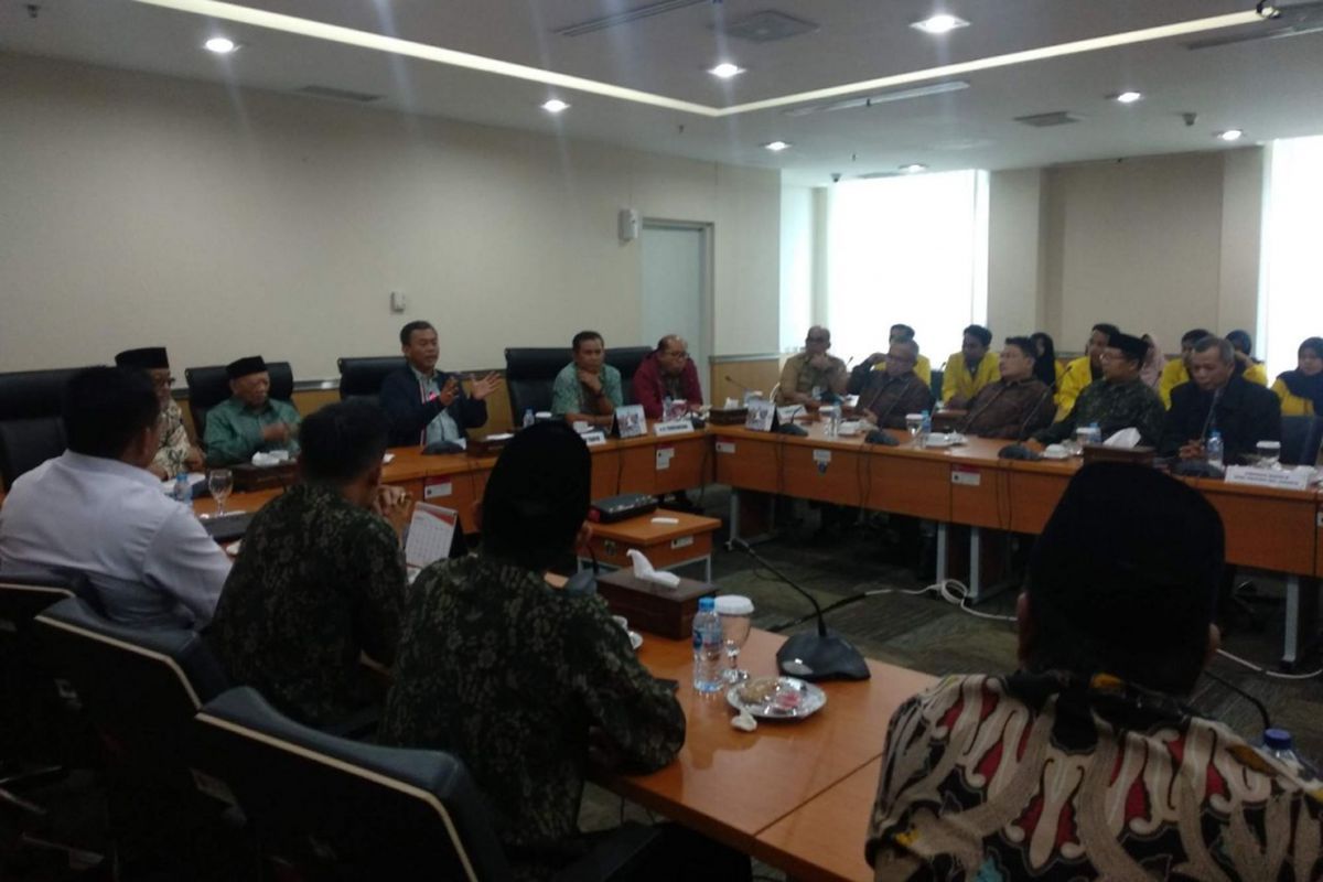 Pengurus Yayasan Al-Kamal Jakarta mengadu ke Ketua DPRD DKI Jakarta Prasetio Edi Marsudi terkait temuan gudang narkoba di salah satu gedung di kompleks pendidikan Al Kamal, Jakarta Barat, Selasa (22/1/2019).