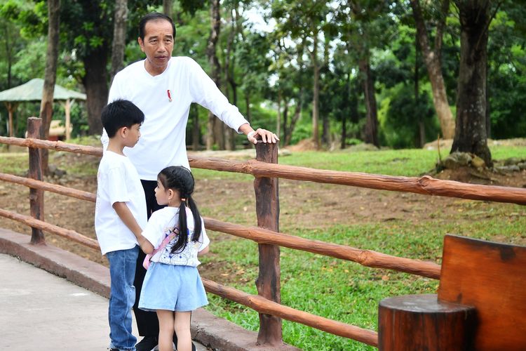 Presiden Joko Widodo mengajak dua cucunya, Jan Ethes Srinarendra dan La Lembah Manah  mengunjungi kawasan wisata Solo Safari, Kota Surakarta, Provinsi Jawa Tengah, pada Minggu, 23 Juni 2024.
