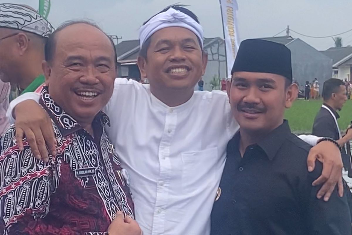 Gubernur Jawa Barat Dedi Mulyadi (tengah) dan Bupati Bekasi Ade Kuswara Kunang (kanan) di Tambun Utara, Kabupaten Bekasi, Kamis (22/5/2035).