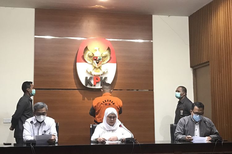 Wakil Ketua KPK Lili Pintauli Siregar dalam konferensi pers penahanan tersangka kasus dugaan korupsi di Munjul, Senin (14/6/2021)