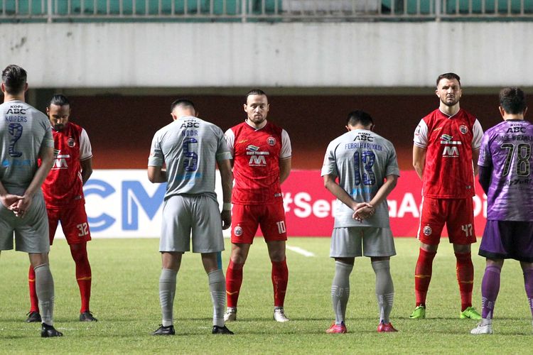 Untuk mengenang para Sepakbola yang telah meningsgal di bilan April, pemain Persija Jakarta mengheningkan cipta sebelum melawan Persib Bandung  final Piala Menpora 2021 leg pertama yang berakhir dengan skor 2-0 di Stadion Maguwoharjo Sleman, Kamis (22/04/2021) malam. 