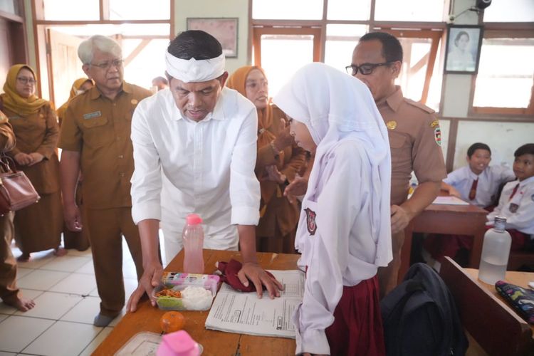 Wakil Ketua Dewan Pembina Partai Gerindra Dedi Mulyadi saat simulasi makan siang gratis di SDN Ciwangi, Purwakarta, Jawa Barat, Senin (4/3/2024).