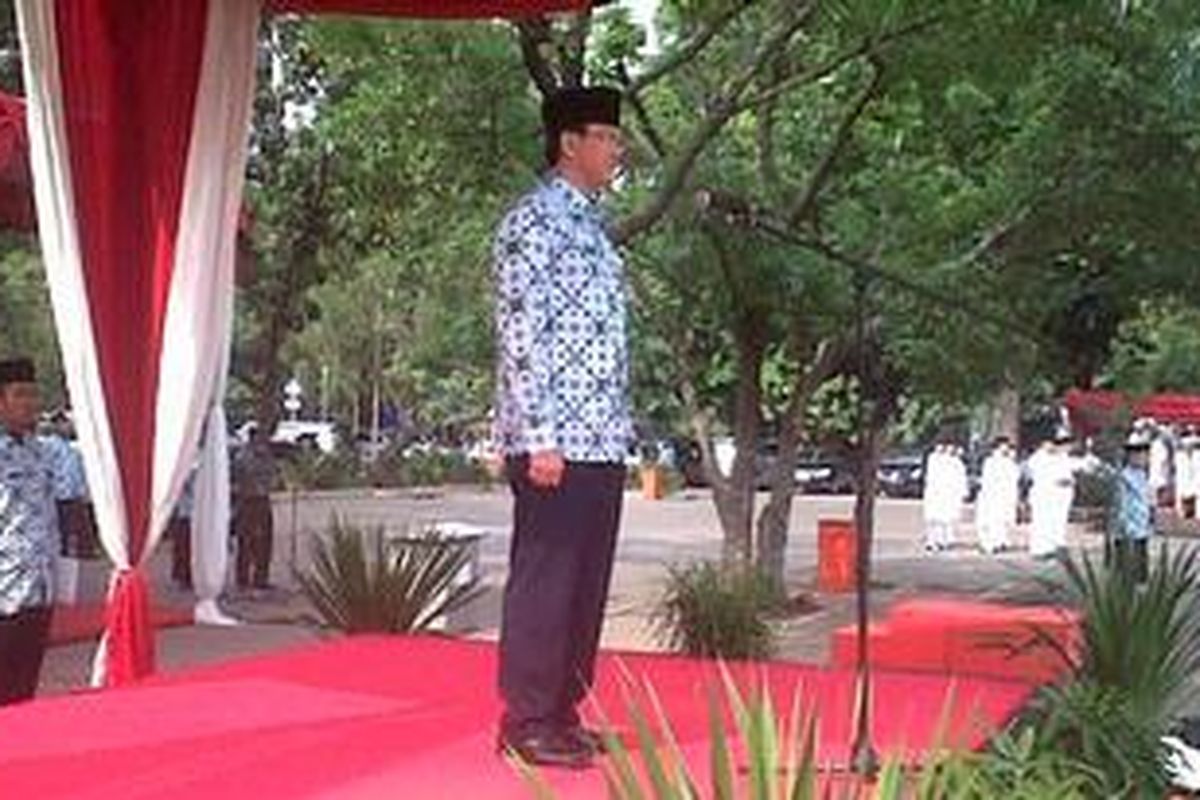 Wakil Gubernur DKI Jakarta Basuki Tjahaja Purnama saat memimpin upacara mewakili Gubernur Joko Widodo dalam rangka peringatan Hari Pahlawan Nasional, Senin (12/11/2012), di lapangan Monas, Jakarta.