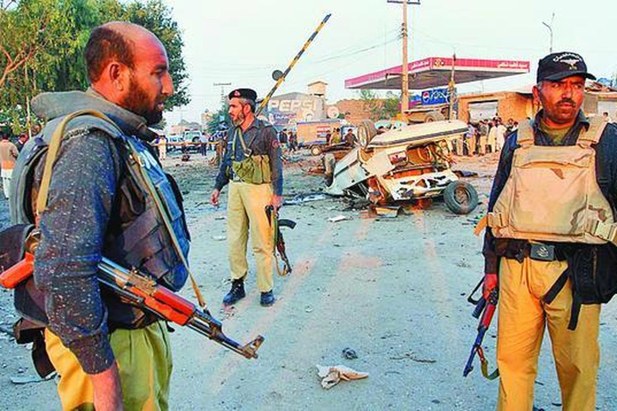 Polisi Pakistan tengah menjaga lokasi aksi bom bunuh diri di Peshawar, Pakistan, Sabtu (14/11). Terus meningkatnya eskalasi antara kelompok bersenjata Pakistan dan aparat memancing publik internasional untuk kembali menyorot pilar utama negara Pakistan, yakni Islam dan militer, yang pada masanya pernah erat berdampingan.