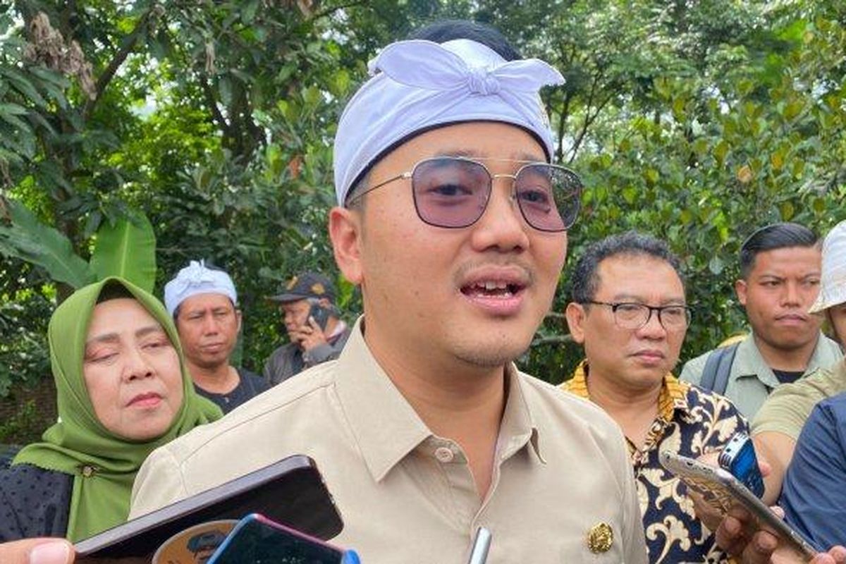 Wali Kota Cimahi, Adhitia Yudhistira saat ditemui di Kampung Adat Cireundeu pada Jumat (21/2/2025).

