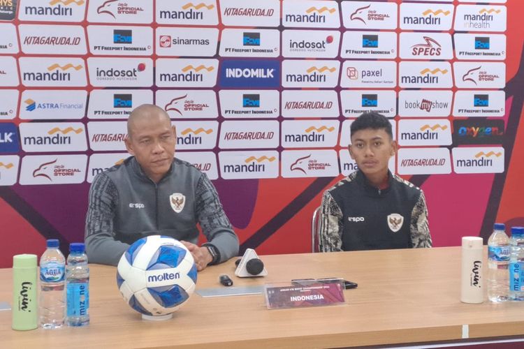 Pelatih Timnas U16 Indonesia, Nova Arianto setelah laga semifinal Piala AFF U16 2024 Indonesia melawan Australia, di Stadion Manahan Kota Solo, pada Senin (1/7/2024).