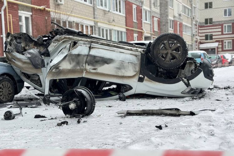 Mobil yang hancur terkenal rudal Ukraina di Belgorod, Rusia, Jumat (5/1/2024). Foto ini didapat dari akun Telegram Gubernur Belgorod Vyacheslav Gladkov.