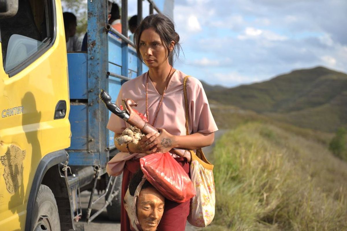 Aktris Marsha Timothy dalam film Marlina Si Pembunuh dalam Empat Babak atau Marlina The Murderer in Four Acts.