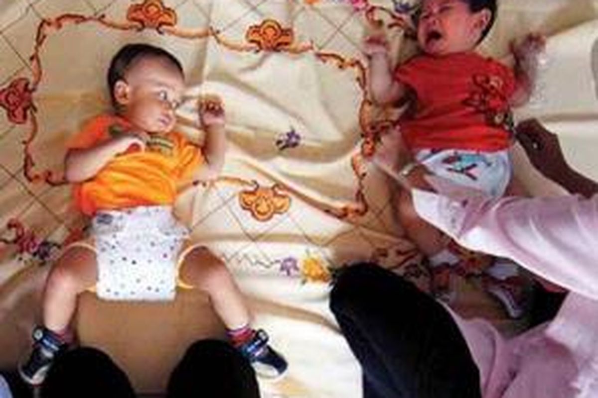 Popok kain dibentuk seperti celana supaya mudah dan cepat dipakai. 