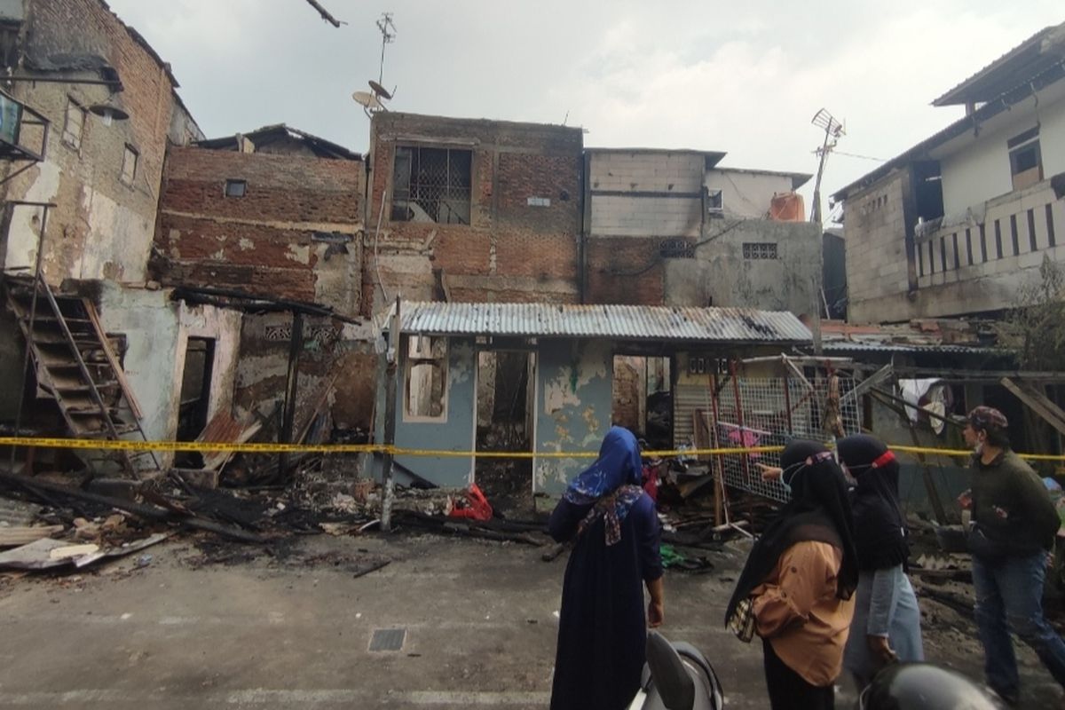 Lokasi kebakaran di Jalan Minangkabau Dalam, RT 008 RW 014, Kelurahan Menteng Atas, Kecamatan Setiabudi, Jakarta Selatan, Senin (5/9/2022), telah diberi garis polisi hingga jadi tontonan warga