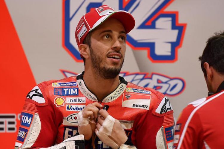 Pebalap Ducati Team asal Italia, Andrea Dovizioso, berada di paddock pada hari kedua tes pramusim ke-3 MotoGP 2017 di Sirkuit Losail, Qatar, Sabtu (11/3/2017).