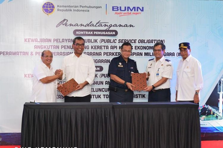 Menhub Budi Karya Sumadi menyaksikan langsung penandatanganan PSO atau Kontrak Penyelenggaraan Kewajiban Pelayanan Publik di Stasiun Cirebon Kejaksan, Selasa (31/12/2019).