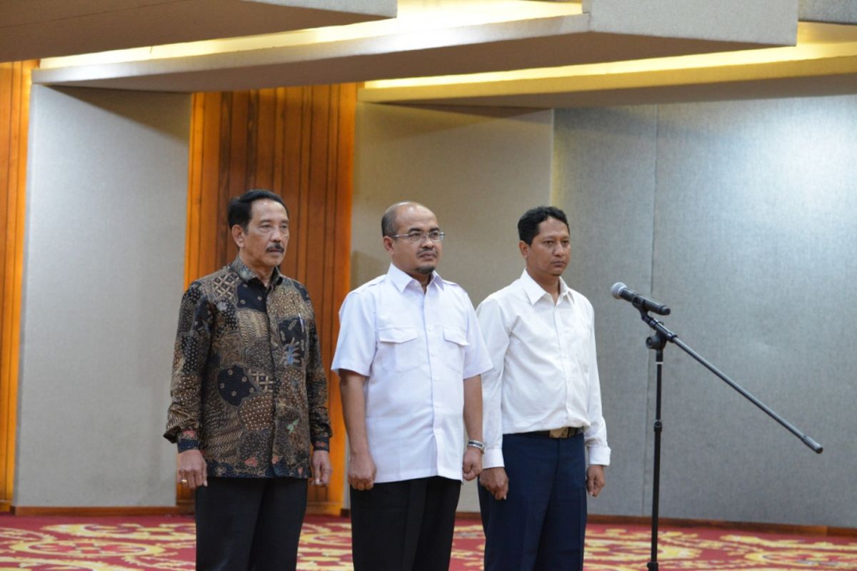 Menteri Koordinator Perekonomian Darmin Nasution melantik Edy Putra Irawadi (kiri) sebagai Kepala BP Batam yang baru.  Pelantikan dilakukan di Kantor Kementerian Koordinator Perekonomian, Jakarta, Senin (7/1/2018).