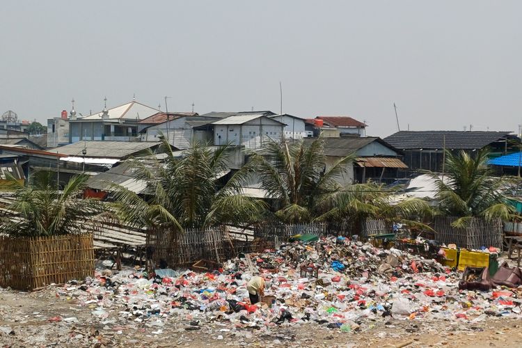 Tumpukan Sampah di Kalibaru Meluber, Aktivitas Pengeringan Ikan Asin Terganggu