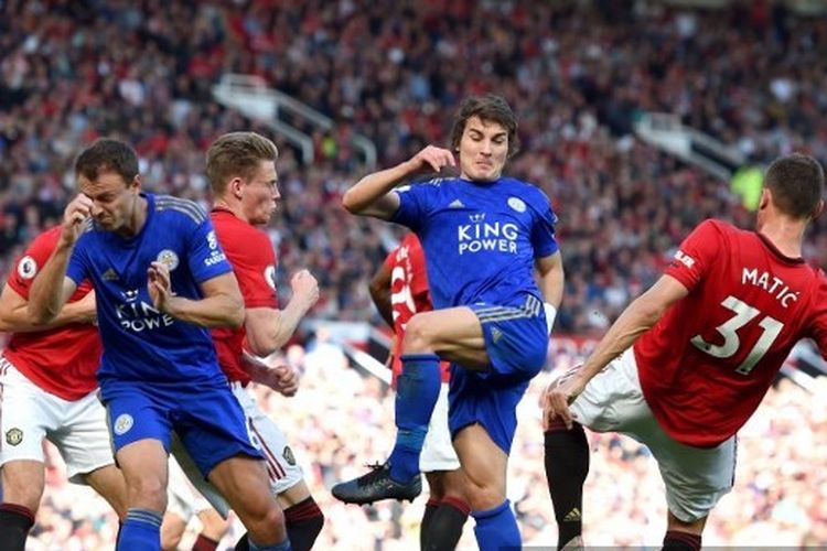 Jonny Evans dan Caglar Soyuncu saat berhadapan dengan para pemain Manchester United