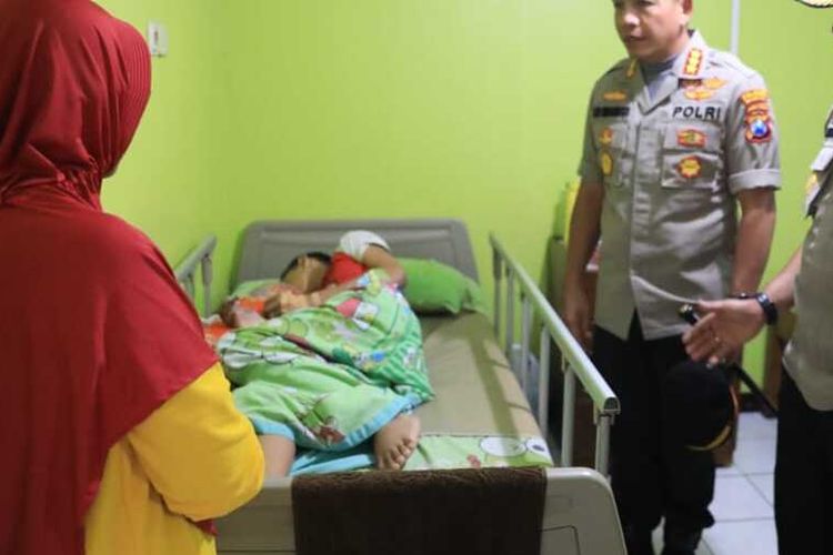 Kapolresta Malang Kota, Kombes Pol Leonardus Simarmata saat melihat kondisi siswa korban perundungan di Rumah Sakit Umum Lavalette Kota Malang, Jumat (31/1/2020).