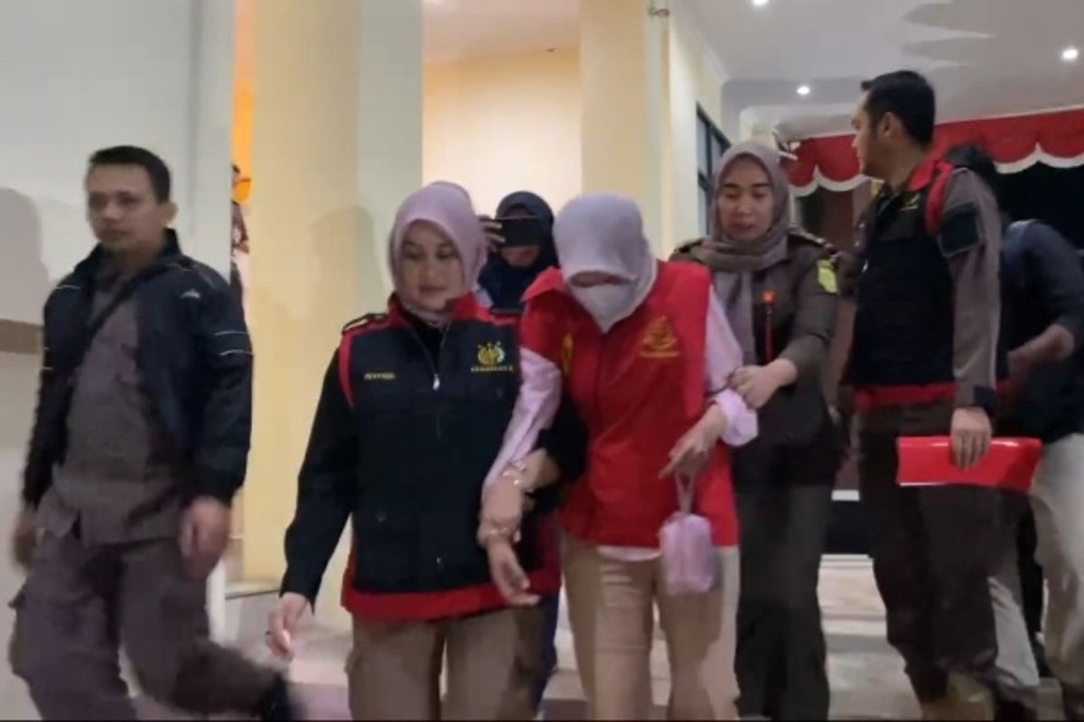 Dua karyawan dealer mobil SH dan IV ditetapkan tersangka dugaan korupsi pengadaan mobil siaga desa. Mereka ditahan dan dibawa ke Lapas Bojonegoro, Jawa Timur, Kamis (15/8/2024).