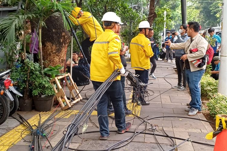 Potret penertiban kabel fiber optik semrawut di Jalan Senopati, Kebayoran Baru, Jakarta Selatan, Kamis (23/11/2023).