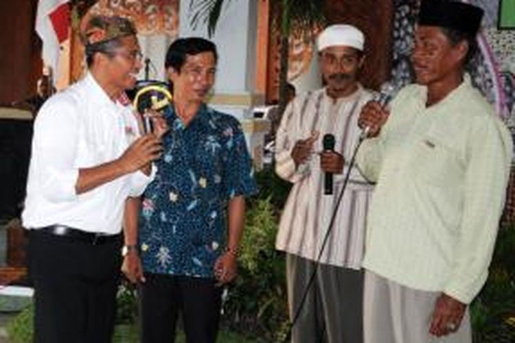 Dahlan Iskan saat berdialog dengan petani garam Madura di Pamekasan, Kamis (20/7/2013). 