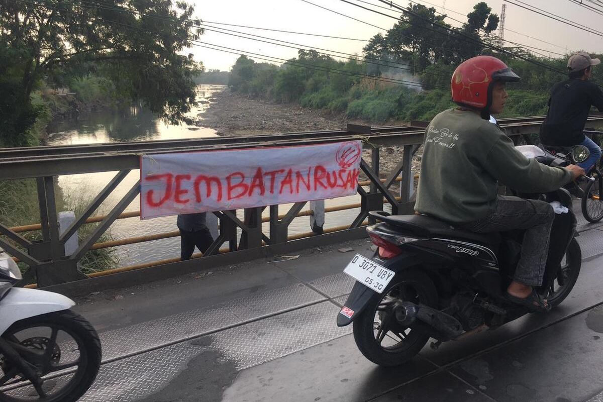 Sejumlah tulisan berisi tuntutan menghiasai sepanjang jembatan Dayeuhkolot, Kabupaten Bandung, Jawa Barat. Tuntutan itu merupakan imbas dari aksi yang dilakukan Gerakan Masyarakat (GEMA) Kabupaten Bandung pada Sabtu lalu yang menuntut percepatan pembangunan dan transparansi anggaran renovasi jembatan Dayeuhkolot, Senin(21/7/2025)