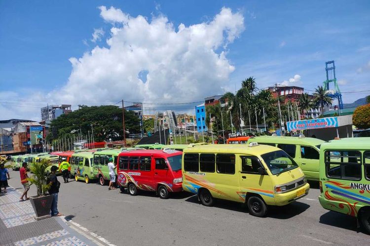 Ratusan sopir angkot di Kota Ambon, Maluku menggelar aksi mogok dengan cara memarkirkan angkotnya di kawasan Tugu Gong Perdamaian Dunia, Kota Ambon, Rabu (22/2/2023)