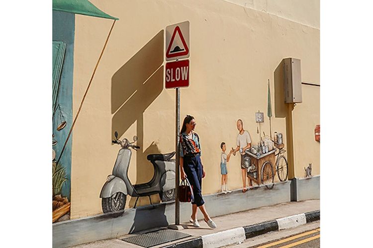 Caption: Patricia Devina saat berpose dengan latar mural dii Blair Road, Singapura untuk mengikuti rangkaian acara Singapora Art Week 2019. (dok. @pattdevdex)