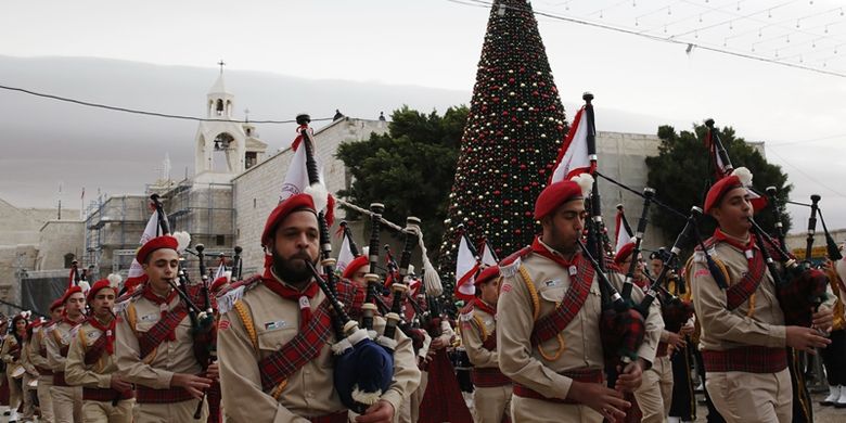 Marching Band berparade di Manger Square, Betlehem, Palestina (24/12/2017). Konflik yang terjadi antara Palestina dan Israel tidak menyurutkan perayaan Natal yang ada di sana.