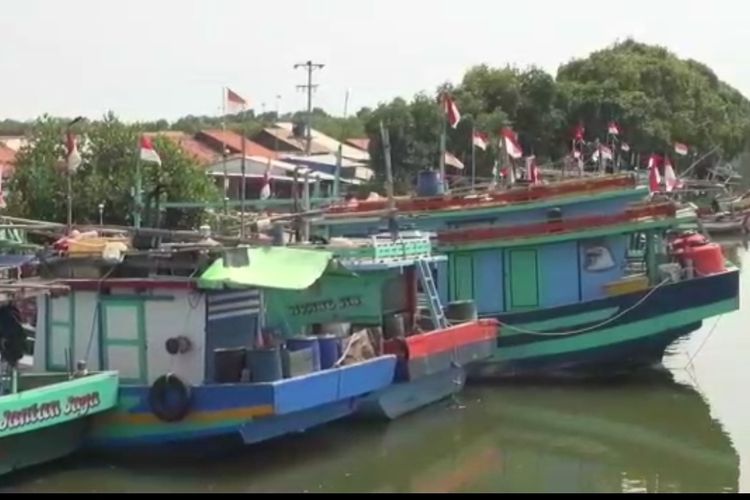 Kapal nelayan berukuran di bawah 30 GT bersandar di Pelabuhan Muaraanyar, Tegal Barat, Kota Tegal, Jawa Tengah, Senin (29/8/2022).