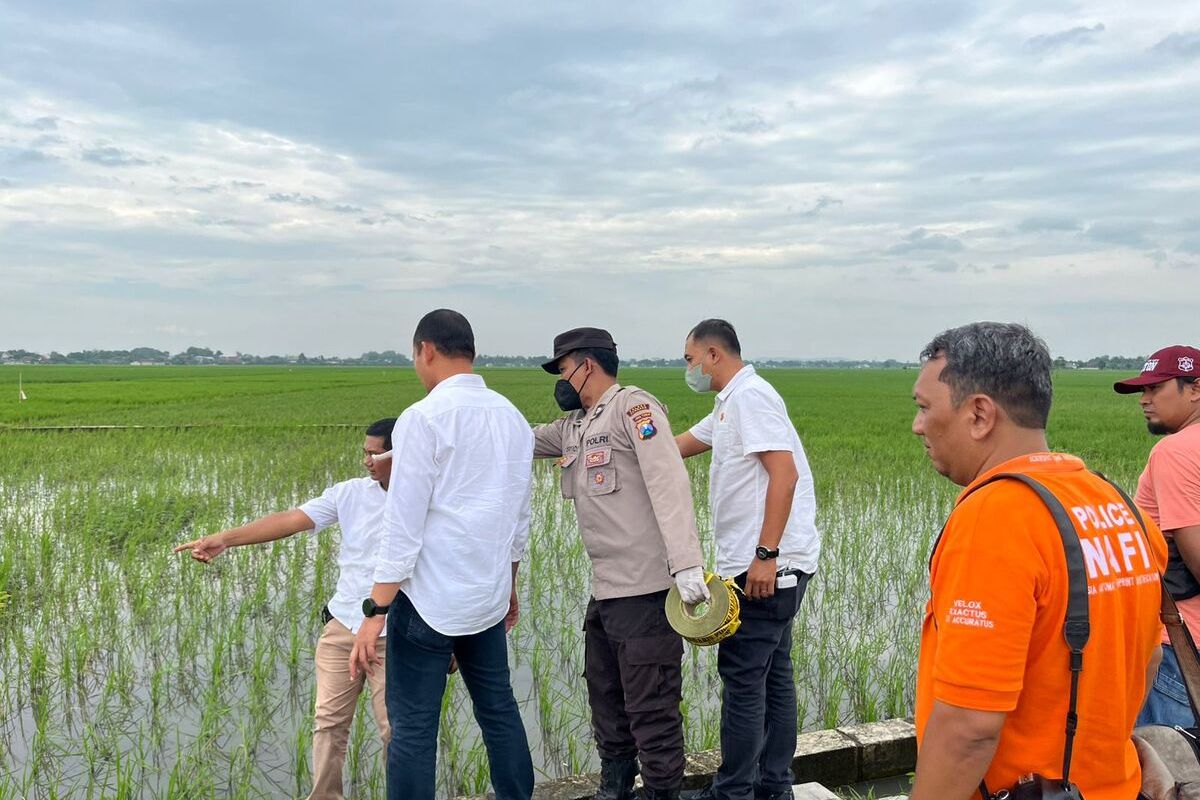 Sosok mayat tanpa kepala ditemukan di saluran irigasi persawahan Desa Dukuharum, Kecamatan Megaluh, Kabupaten Jombang, Jawa Timur, Rabu (12/2/2025).