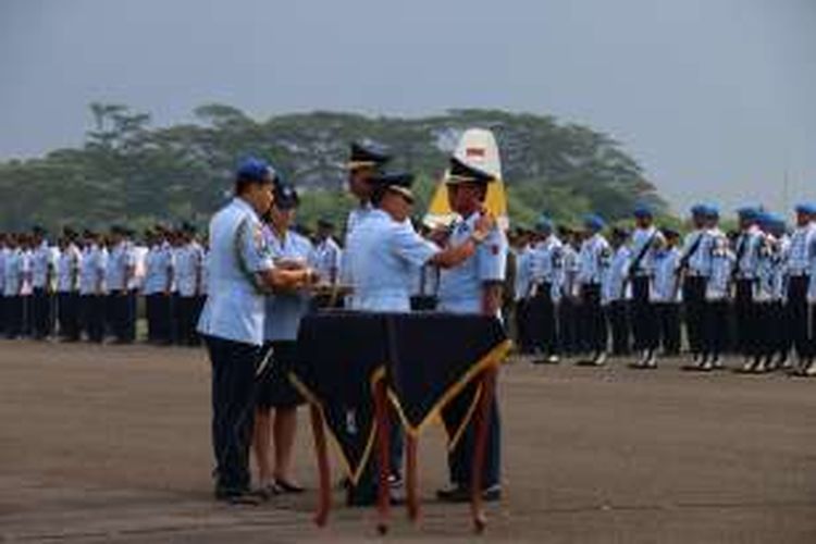 Komandan Pangkalan Udara TNI AU Halim Perdana Kusuma resmi dijabat Kolonel Pnb Sri Mulyo Handoko seusai upacara serah terima jabatan, Selasa (12/4). Sebelumnya, Handoko bertugas sebagai Perwira Pembantu Pembinaan dan Pendidikan Asisten Personil KSAU (Paban IV/Bindik) di Markas Besar TNI AU, Cilangkap. 
