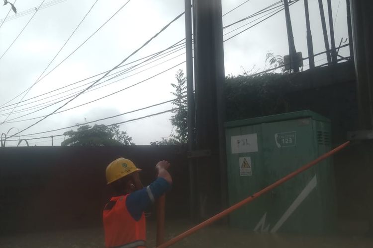 Petugas PLN tengah melakukan pemadaman listrik sementara di Bekasi. 