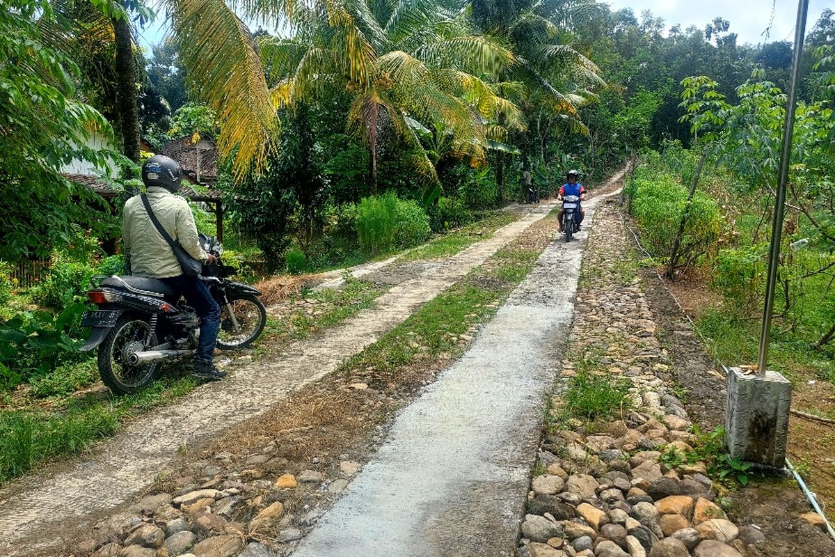 Warga Klego Semarang  Perbaiki Jalan Rusak yang Tak Kunjung Diperhatikan Pemerintah