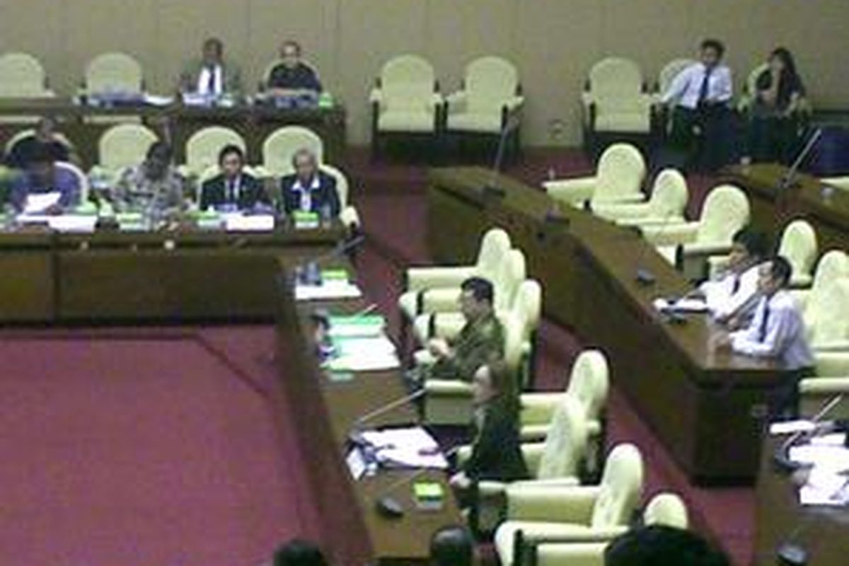 Mantan pemegang saham pengendali Bank Century Robert Tantular dan mantan Kepala Internal Audit Bank Century Sussana Coa siap memberikan keterangan kepada Pansus Hak Angket Pengusutan Kasus Bank Century DPR RI, Senin (11/1/2010).