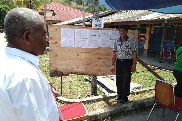 Bupati Jayapura Mathias Awaitouw sedang memantau situasi di TPS 043 Kelurahan Hinekombe, Distrik Sentani, Kabupaten Jayapura, Papua (17/04/2019) 