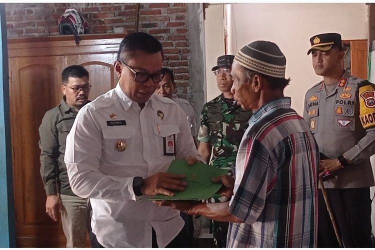 PJ Bupati Magetan Nizhamul mengunjungi rumah LDS korban meninggal dunia akibat tertimpa pohon roboh di Jalan Raya Ngawi-Maospati saat akan menuju ke Magetan. Korban tewas di tempat kejadian saat pohon mini roboh saat cuaca cerah.