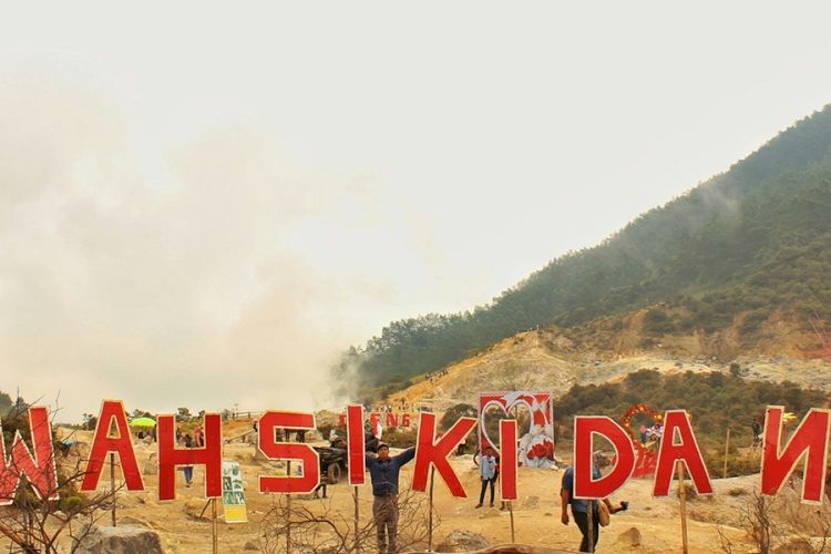 Sejumlah pengunjung terlihat di sekitar Kawah Sikidang yang berada tak jauh dari Kawah Sileri di kompleks obyek wisata Dieng Plateau, Banjarnegara, Jawa Tengah, pasca-semburan lumpur, Senin (3/7/2017). Kawah Sileri menyemburkan lumpur setinggi 200 meter pada Minggu, 2 Juli kemarin, sedikitnya 20 orang dilaporkan terluka.