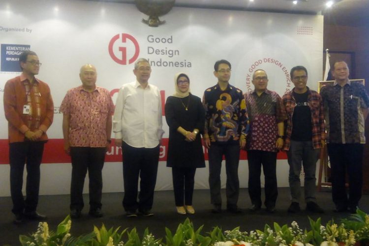Direktur Jenderal Pengembangan Ekspor Nasional (PEN), Arlinda (keempat kiri) berfoto bersama di Kantor Kemendag, Jakarta, Kamis (24/1). 