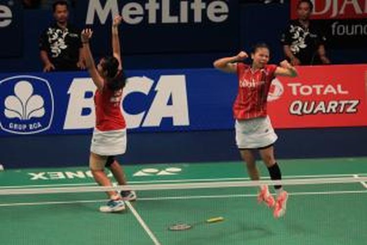 Pasangan ganda putri Indonesia, Nitya Krishinda Maheswari/Greysia Polii, merayakan kemenangan atas pasangan Tiongkok, Yu Yang/Zhong Qianxin, pada babak semifinal BCA Indonesia Open Superseries Premier 2015 di Istora Senayan, Jakarta, Sabtu (6/6/2015). Nitya/Greysia menang 20-22, 21-13, 21-14.