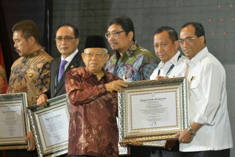 Menteri Perhubungan Budi Karya Sumadi menerima penghargaan Pemimpin Perubahan yang berhasil membangun zona integritas secara masif, di Jakarta, Selasa (10/12/2019).