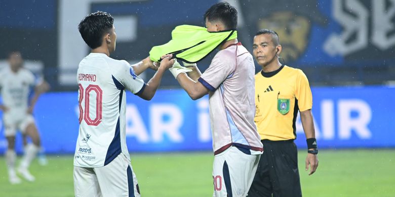 Momen penyerang Persita Tangerang Hokky Caraka harus menjadi kiper dadakan saat melawan Persib Bandung pada laga pekan ke-22 Super League 2025-2026, Minggu (22/2/2026) di Gelora Bandung Lautan Api (GBLA). 