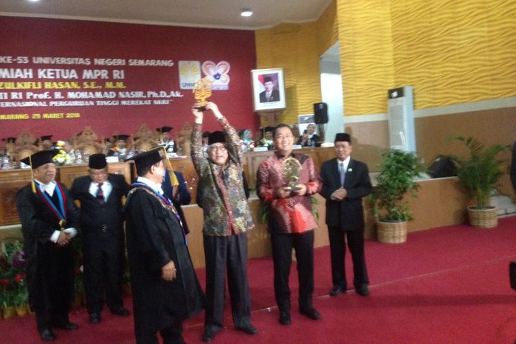 Ulama asal Rembang Gus Mus menerima penghargaan Upakarti Parama Bhujangga dari Unnes Semarang, Kamis (29/3/2018). 