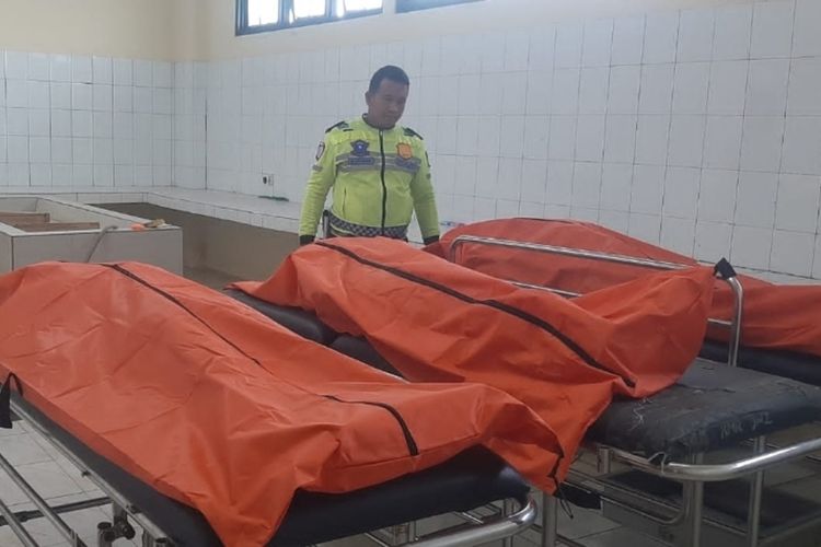 Kecelakaan di Tol Cipali. Polisi mengevakuasi tiga korban meninggal dunia di RSUD Arjawinangun Kabupaten Cirebon pada Minggu (3/8/2025) siang