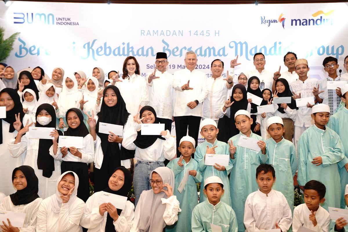 Bank Mandiri memberikan santunan kepada 100 anak yatim dan duafa di Jakarta Pusat.
