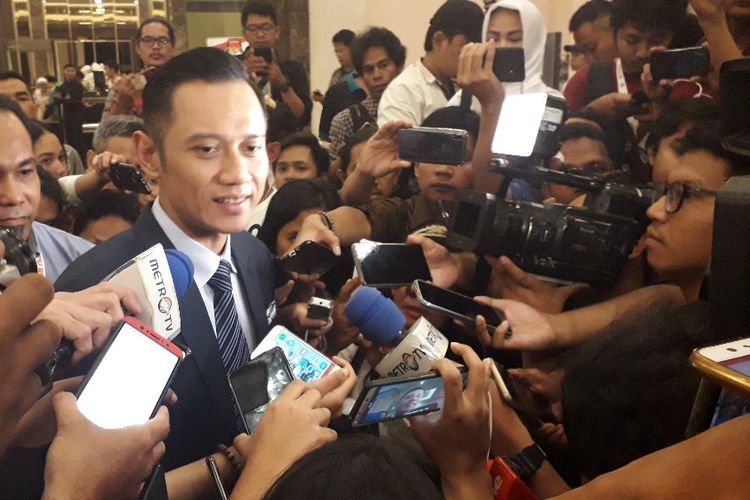 Komandan Kogasma Partai Demokrat Agus Harimurti Yudhoyono memberi keterangan setelah debat kelima Pilpres 2019 di Hotel Sultan, Sabtu (13/4/2019).