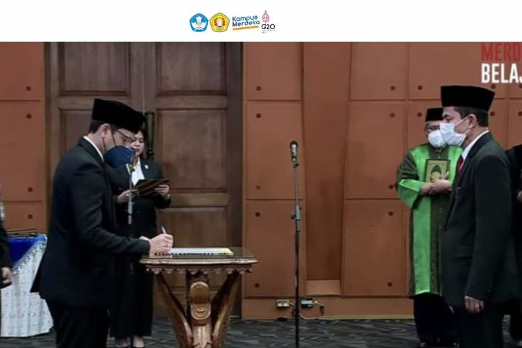 Mendikbud Ristek Nadiem Makarim melantik Prof. Irhas Effendi sebagai Rektor UPN Veteran Yogyakarta (UPN Jogja/UPNVY), Kamis (27/10/2022).